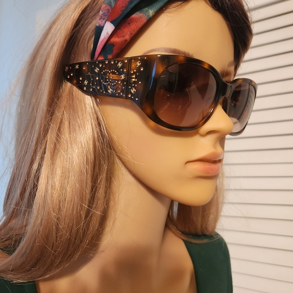 🔥FINAL PRICE🔥 CHANEL CC Rhinestone Tortoise Sunglasses - Picture 2 of 10